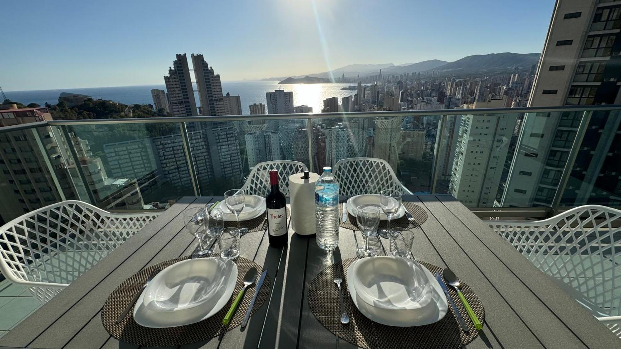 Highrise Apartment With Stunning Views From Private Balcony 85 Бенидорм Екстериор снимка